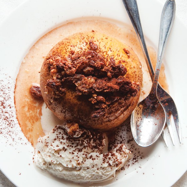 Baked walnut-stuffed apples with white wine (Bratäpfel mit walnusseis)
