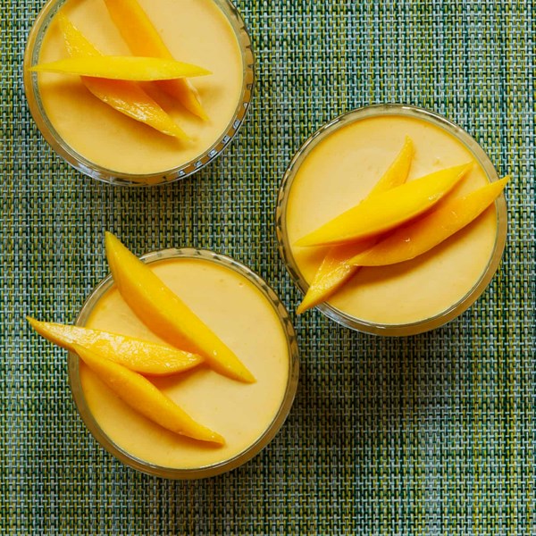 Baked yoghurt with Indian mango