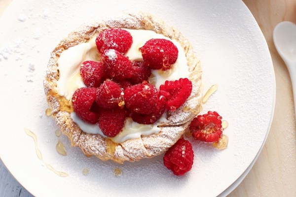 Baklava tarts with berries