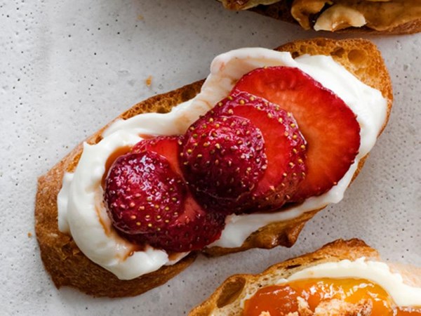 Balsamic berry bruschetta