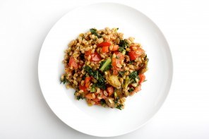 Balsamic farro salad with tomatoes, grilled veggies and kale
