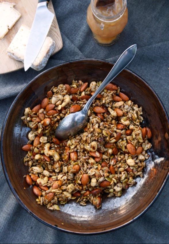 Balsamic-spiced nuts and seeds (Heta nötter)