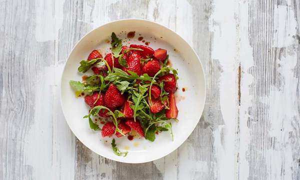 Balsamic strawberries with rocket