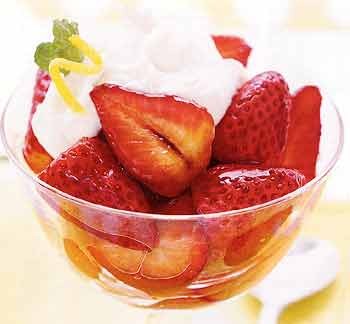Balsamic strawberries with whipped mascarpone cheese