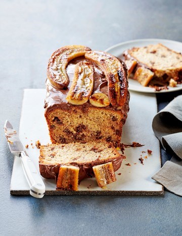 Banana and chocolate cake with caramelised bananas
