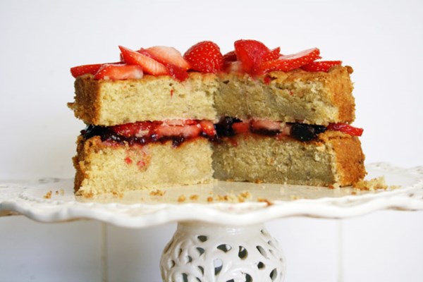 Banana and vanilla Victoria sponge