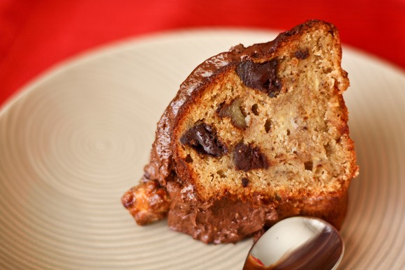 Banana and walnut cake with chocolate chunks