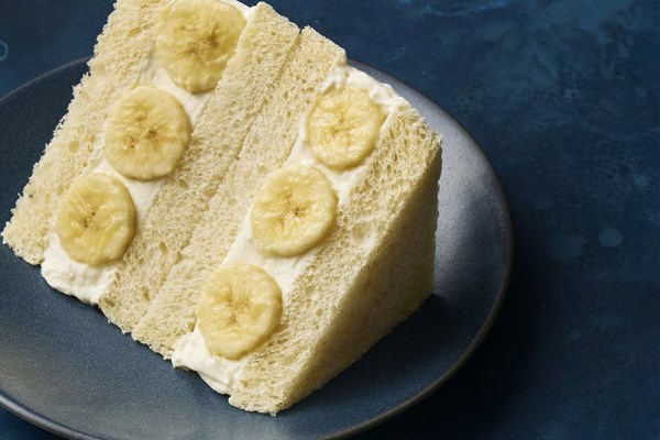 Banana and white chocolate fruit sandwich [Leina Horii]