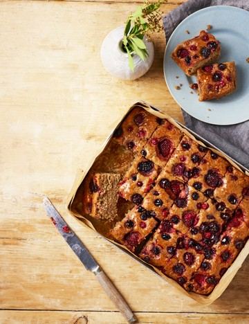 Banana berry traybake