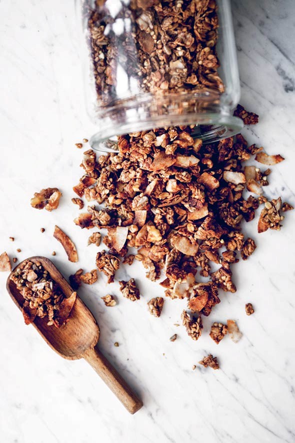 Banana bread granola