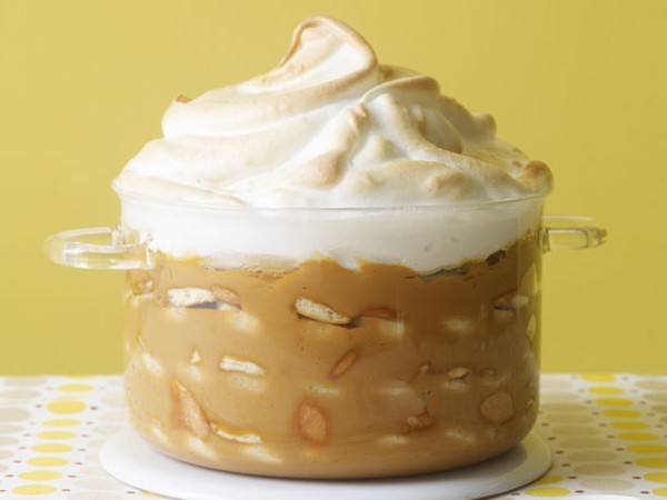 Banana caramel pudding with meringue topping