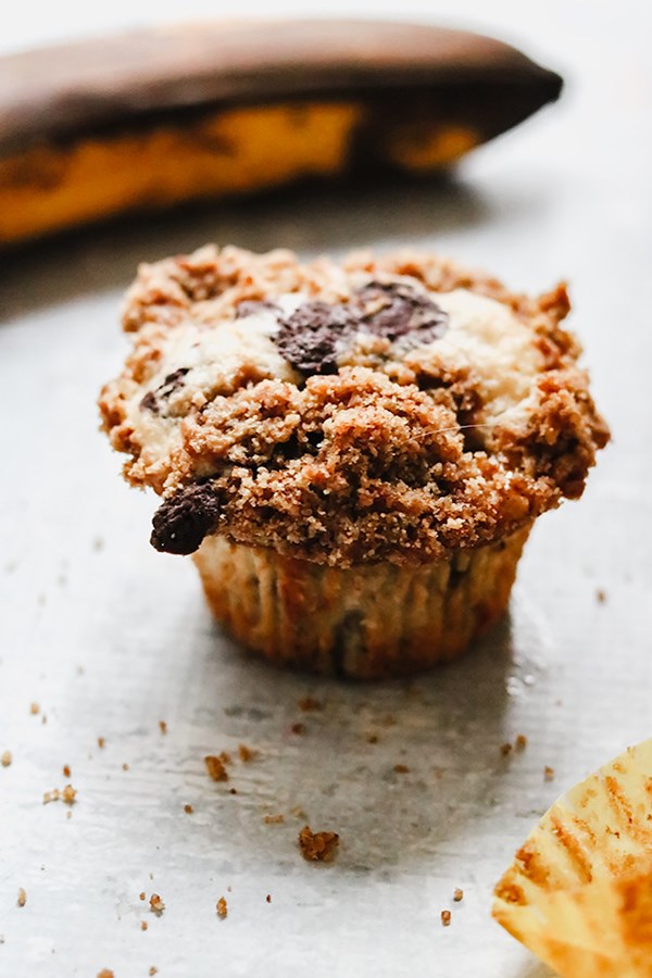 Banana chocolate chunk muffins with cinnamon crumble