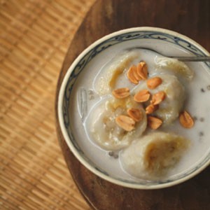 Banana, coconut, and tapioca pearl soup (Chè chuoi)
