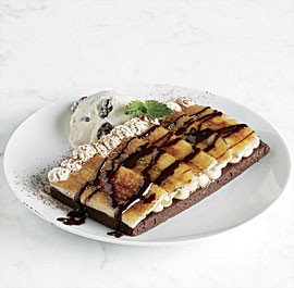 Banana cream tarts with chocolate sauce
