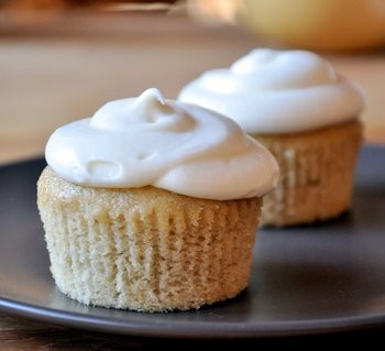 Banana cupcakes with cream cheese frosting