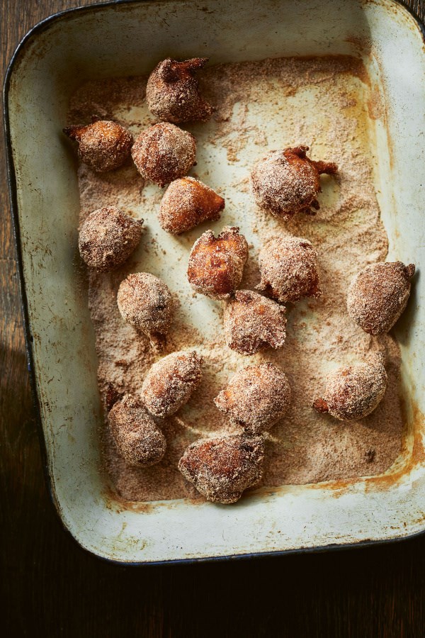 Banana fritters with cinnamon sugar (Cekodok pisang)