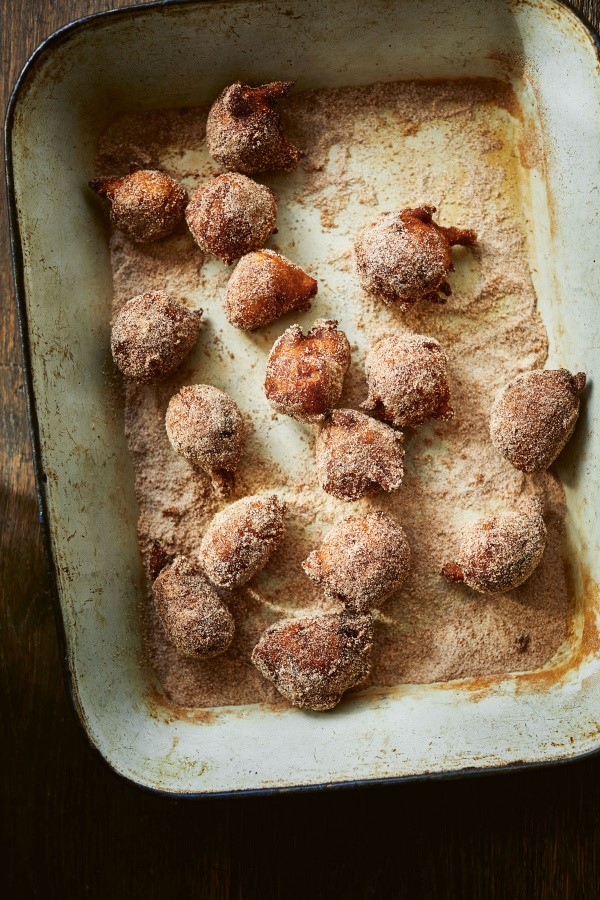 Banana fritters with cinnamon sugar (Cekodok pisang) [Sugen Gopal]