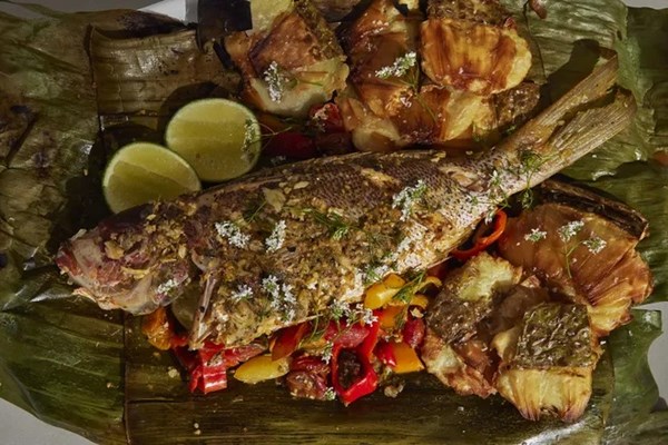 Banana leaf-wrapped wnapper & breadfruit tostones (Chillo en hoja con tostones de pana)