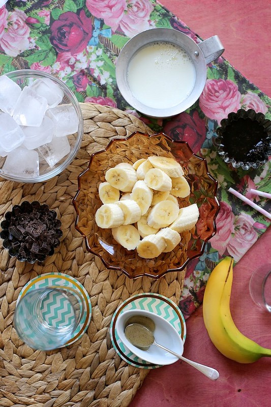 Banana, leche y cafe con chocolate