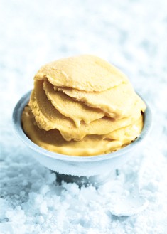 Banana, mango and vanilla frozen yoghurt