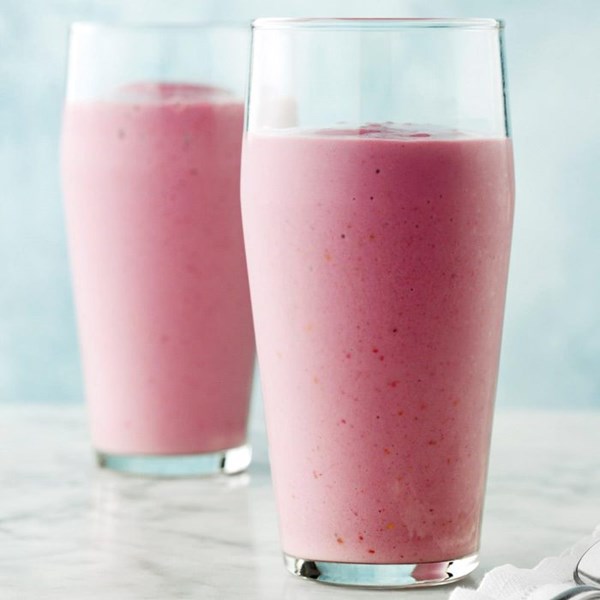 Banana-mixed berry smoothies