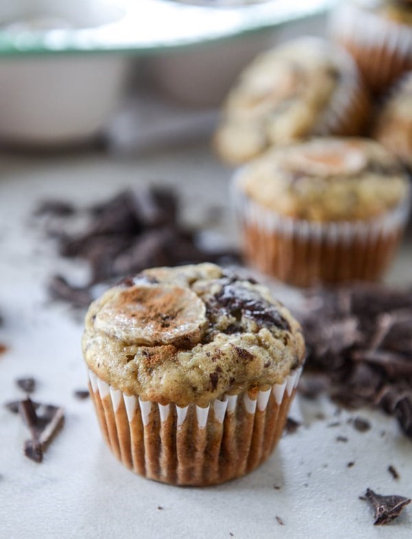 Banana muffins with olive oil and dark chocolate
