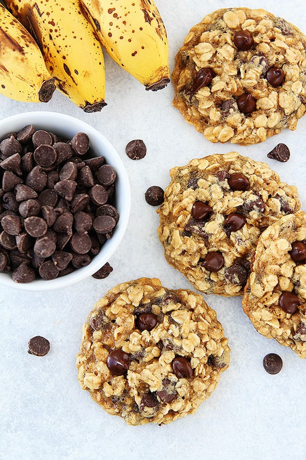 Banana oatmeal chocolate chip cookies