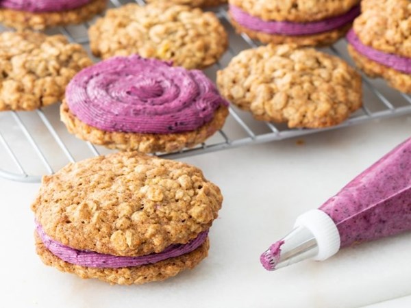 Banana-oatmeal sandwich cookies
