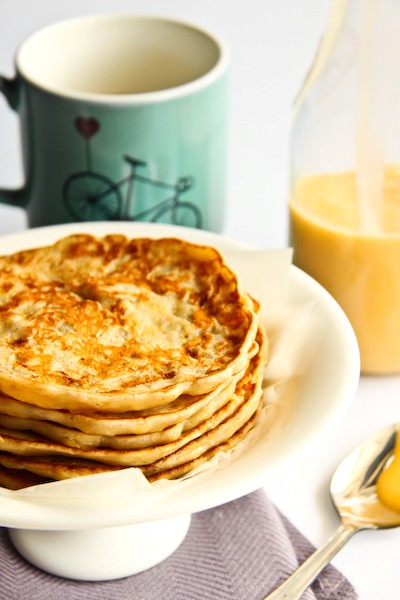 Banana pancakes with lemon coconut curd 