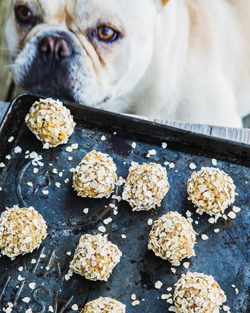 Banana, peanut butter & oat balls (for dogs)