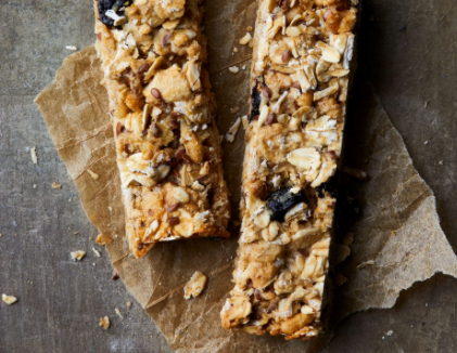 Banana-peanut granola bars