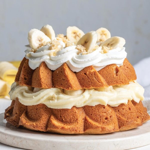 Banana pudding bundt cake [banana crème mousseline; vanilla whipped cream]