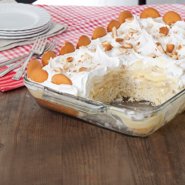Banana pudding poke cake