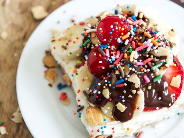 Banana split no-bake Greek yogurt cheesecake