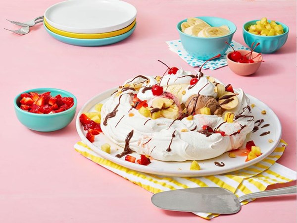 Banana split Pavlova 