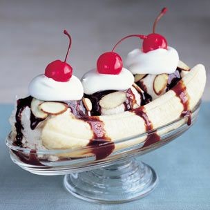 Banana splits with hot fudge sauce