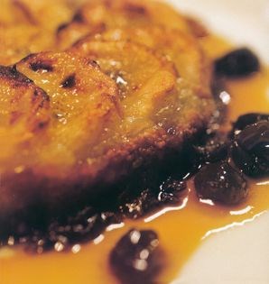 Banana tart with raisin syrup and rum cream