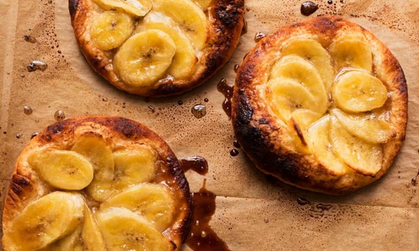 Banana tarts with cardamom cream