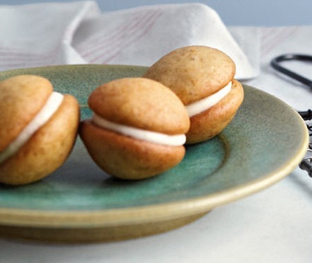 Banana whoopie pies with dulce de leche filling