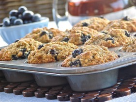 Bananaberry bombs [Moist banana-blueberry muffins with oats and flaxseed]