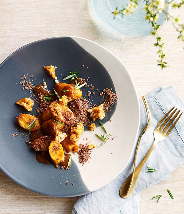 Bananas in rosemary honey, puffed rice honeycomb and milk chocolate