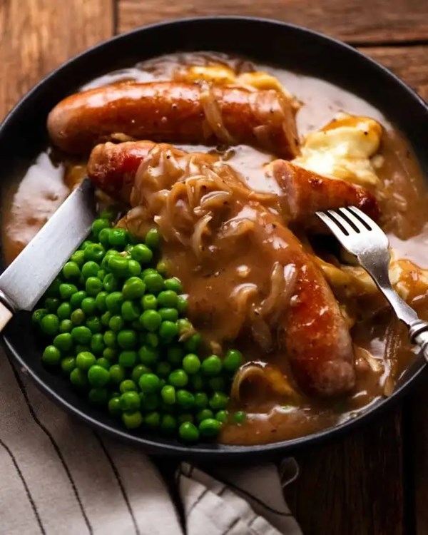 Bangers and mash (sausage with onion gravy)