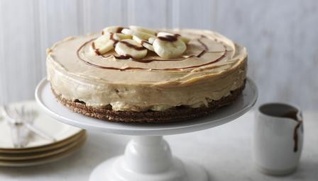 Banoffee cheesecake with chocolate sauce