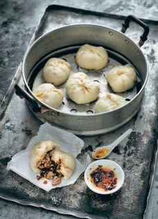 Bao buns with spicy chicken