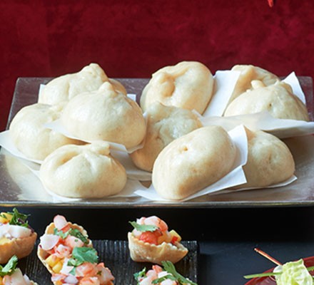 Bao buns with spicy pork