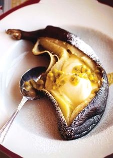 Barbecue bananas with passion fruit cream