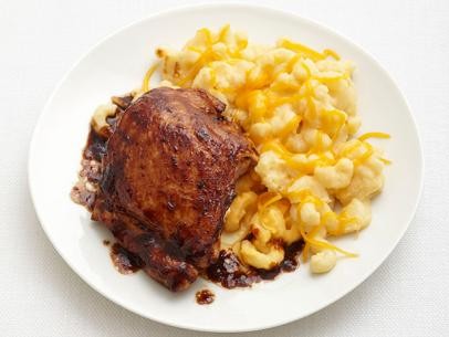 Barbecue chicken with mac and cheese