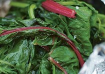 Barbecue-steamed green leaves