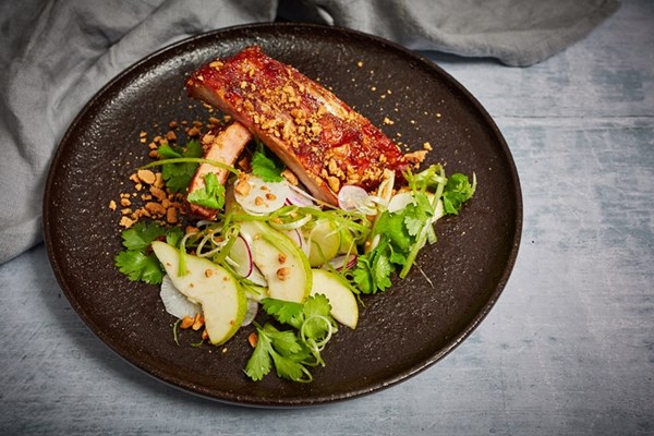  Barbecued gochujang pork ribs with pear, radish and peanut