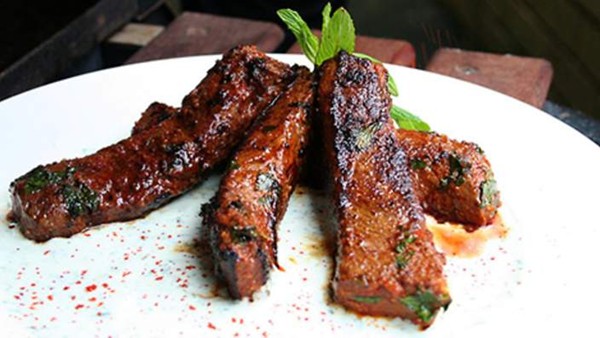Barbecued lamb with minted yoghurt (Mechoui)